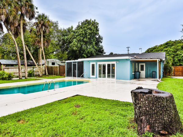 Lakefront 4 Bedroom Vacation Rental in Bradenton