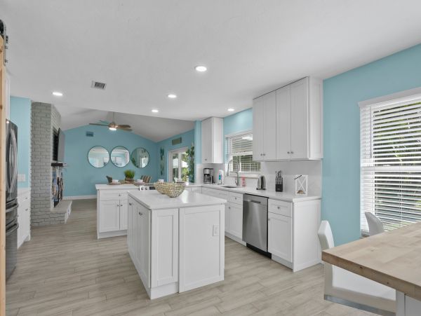 Coastal Oasis with 5 Bedrooms & Great Amenities in Bradenton