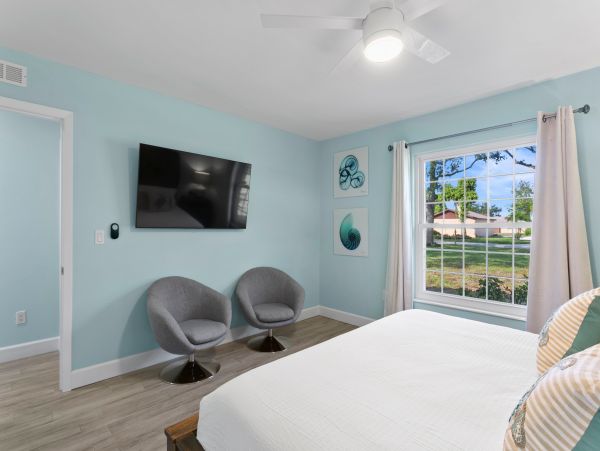 Coastal Oasis with 5 Bedrooms & Great Amenities in Bradenton