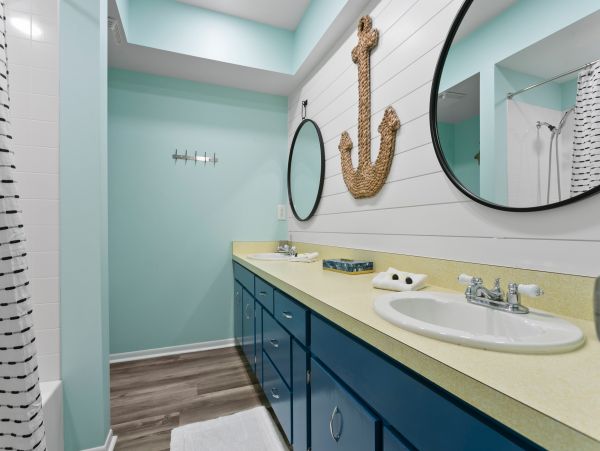 Coastal Oasis with 5 Bedrooms & Great Amenities in Bradenton