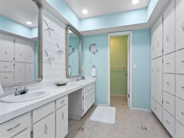 Coastal Oasis with 5 Bedrooms & Great Amenities in Bradenton