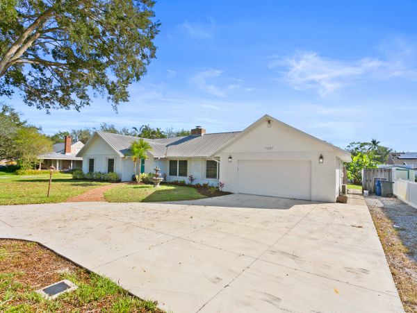 Coastal Oasis with 5 Bedrooms & Great Amenities in Bradenton