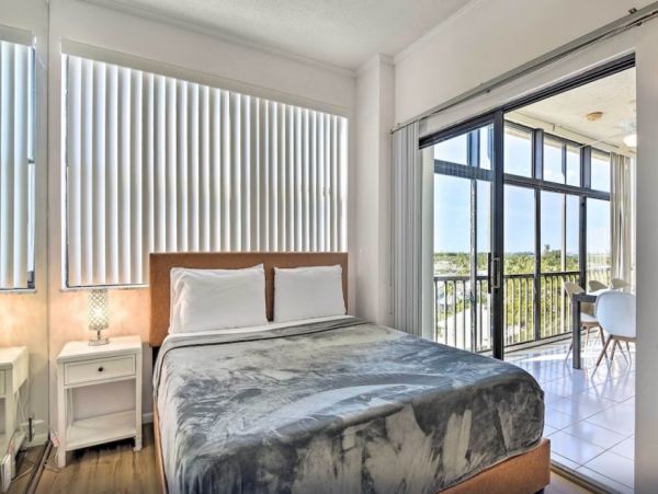 Siesta Key Vacation Condo Three Bedroom Walk to Beach