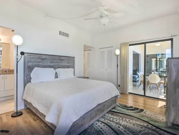 Siesta Key Vacation Condo Three Bedroom Walk to Beach