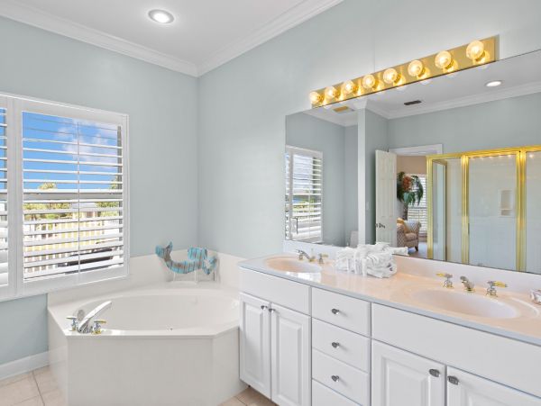 Lakefront Home with 4 Bedrooms in Destin Sleeps 11