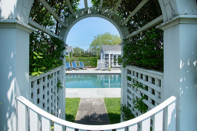 Main House & Guest Cottage -Nantucket Charm