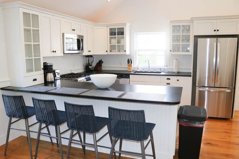 Main House & Guest Cottage -Nantucket Charm