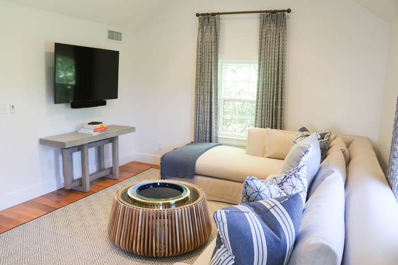 Main House & Guest Cottage -Nantucket Charm