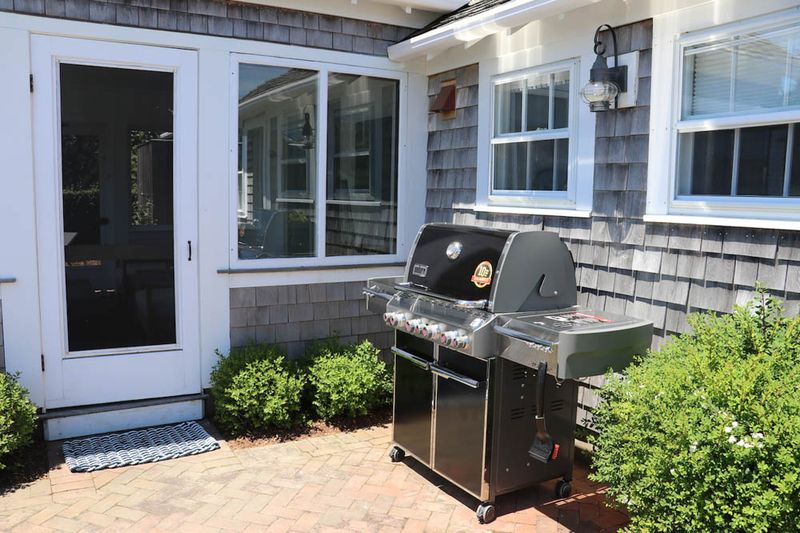Main House & Guest Cottage -Nantucket Charm
