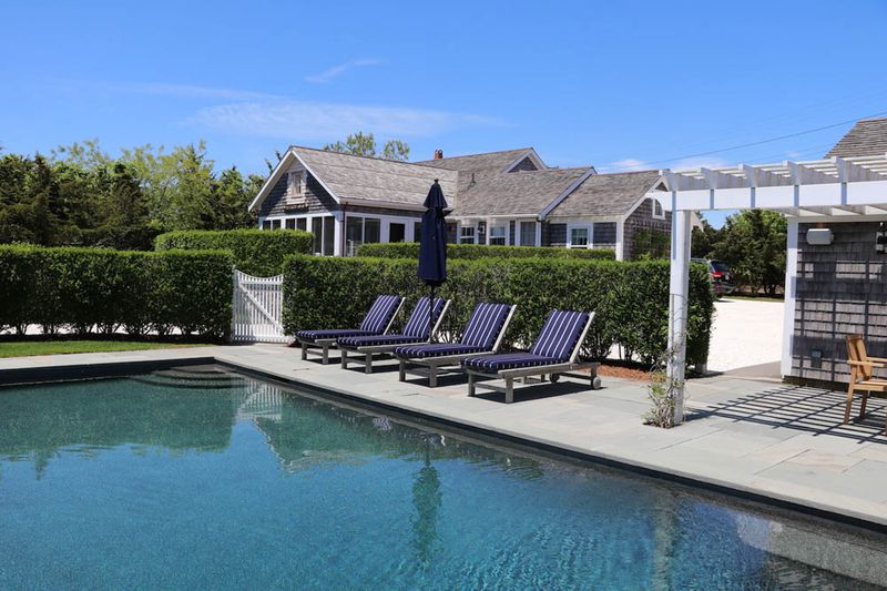 Main House & Guest Cottage -Nantucket Charm