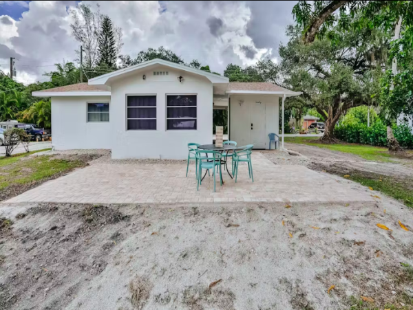 Charming Downtown Bonita Springs Cottage