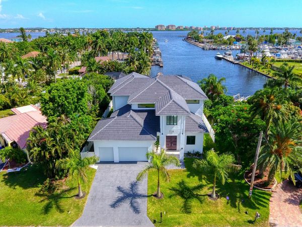 Riverfront Four Bedroom Vacation Home in Cape Coral