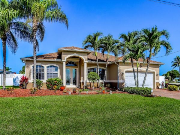 Waterfront 3 Bedroom Vacation Home in Cape Coral