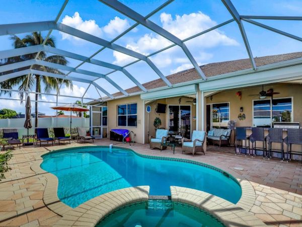 Waterfront 3 Bedroom Vacation Home in Cape Coral