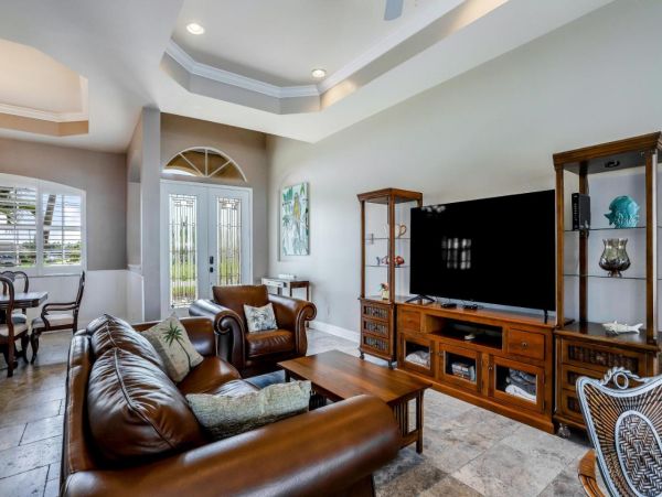 Waterfront 3 Bedroom Vacation Home in Cape Coral