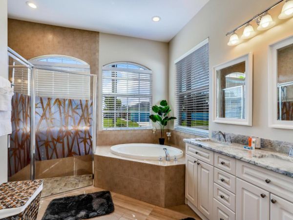 Waterfront 3 Bedroom Vacation Home in Cape Coral