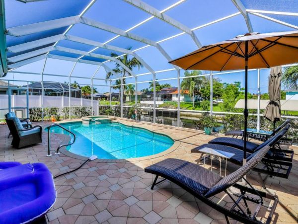 Waterfront 3 Bedroom Vacation Home in Cape Coral