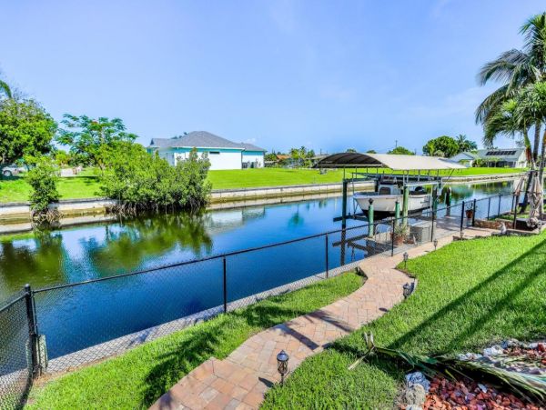 Waterfront 3 Bedroom Vacation Home in Cape Coral