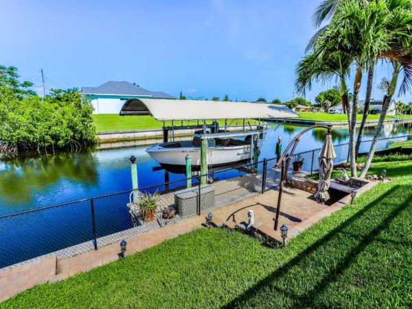 Waterfront 3 Bedroom Vacation Home in Cape Coral