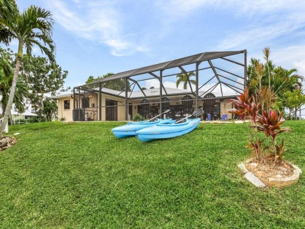 Luxurious Waterfront Vacation Home in Cape Coral
