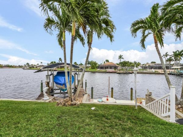 Luxurious Waterfront Vacation Home in Cape Coral