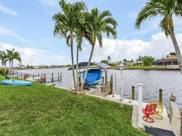 Luxurious Waterfront Vacation Home in Cape Coral