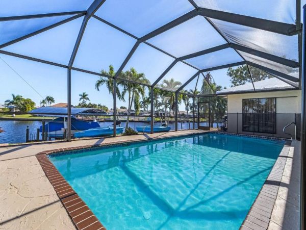 Luxurious Waterfront Vacation Home in Cape Coral