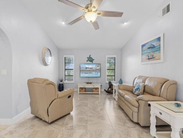 Luxurious Waterfront Vacation Home in Cape Coral