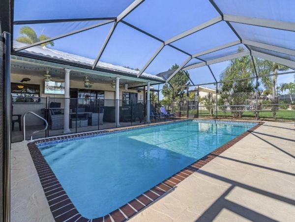 Luxurious Waterfront Vacation Home in Cape Coral
