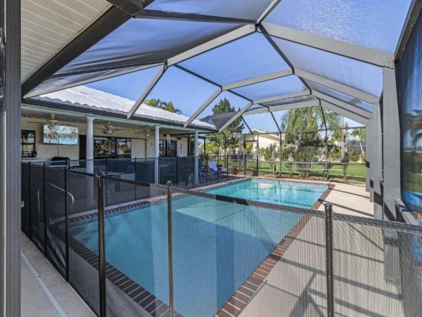 Luxurious Waterfront Vacation Home in Cape Coral