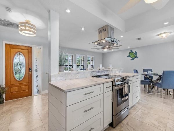 Luxurious Waterfront Vacation Home in Cape Coral