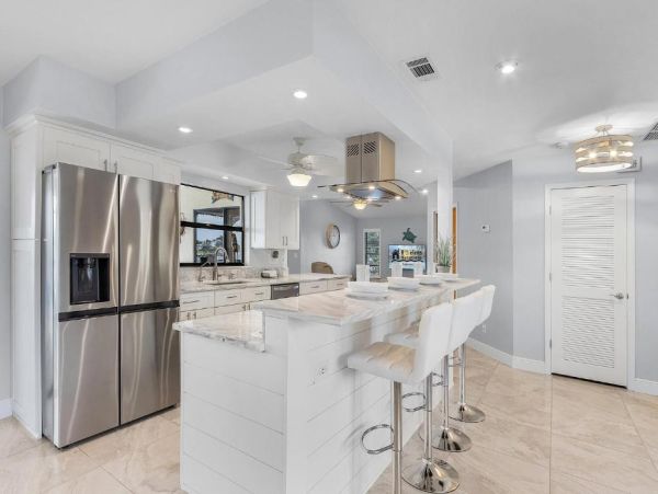 Luxurious Waterfront Vacation Home in Cape Coral