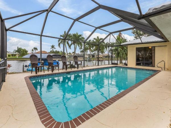 Luxurious Waterfront Vacation Home in Cape Coral