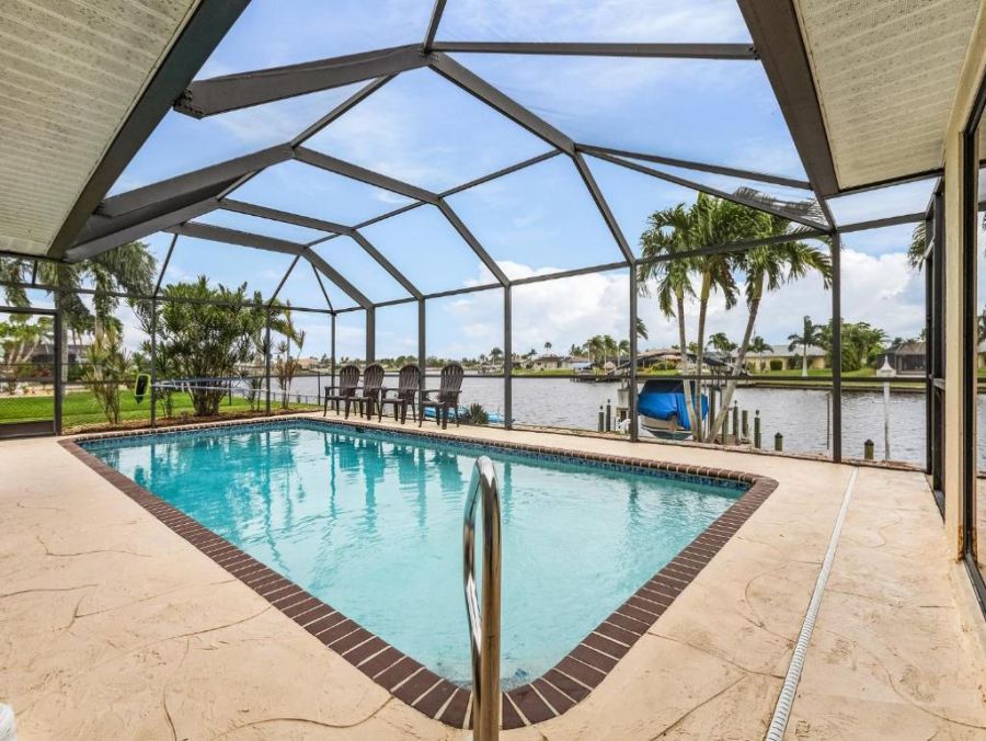 Luxurious Waterfront Vacation Home in Cape Coral