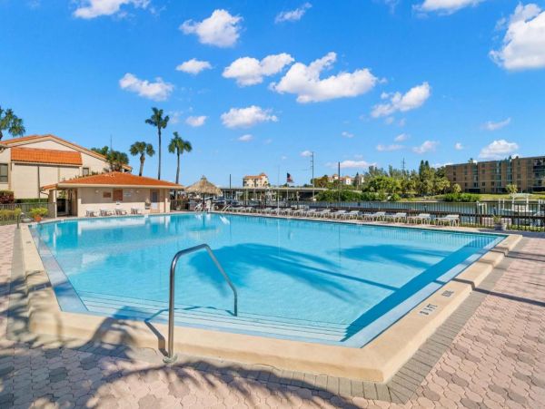 First Floor 2 Bedroom Condo in St. Petersburg
