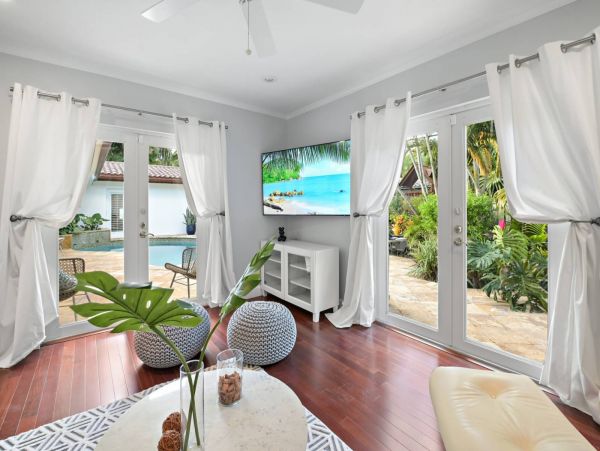 Luxury Vacation Pool Home in Fort Lauderdale Sleeps 8 Guests
