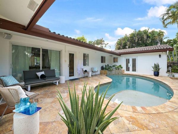 Luxury Vacation Pool Home in Fort Lauderdale Sleeps 8 Guests