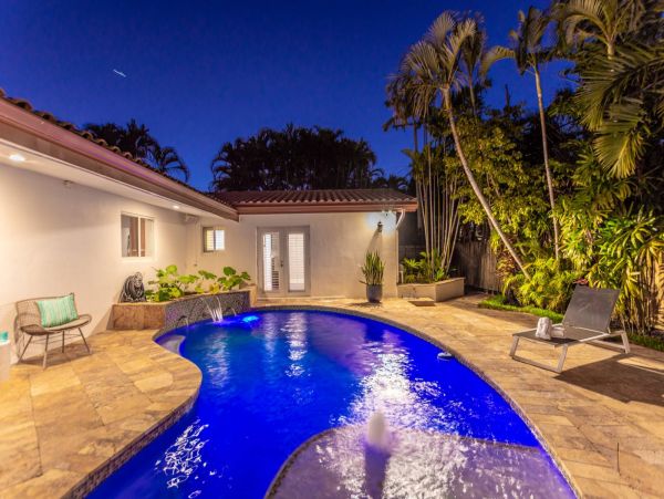 Luxury Vacation Pool Home in Fort Lauderdale Sleeps 8 Guests