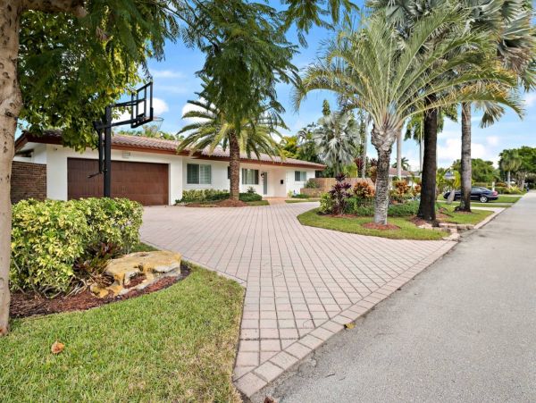 Luxury Vacation Pool Home in Fort Lauderdale Sleeps 8 Guests