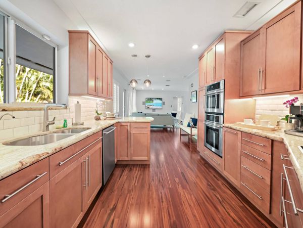 Luxury Vacation Pool Home in Fort Lauderdale Sleeps 8 Guests