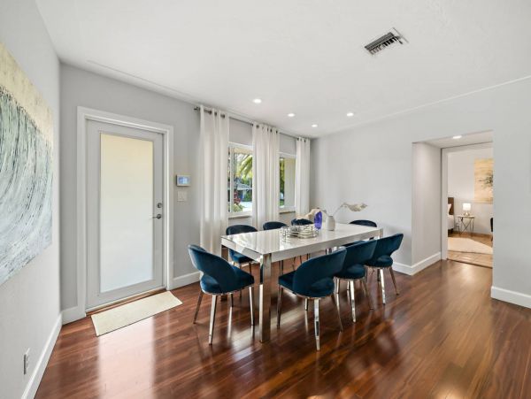 Luxury Vacation Pool Home in Fort Lauderdale Sleeps 8 Guests
