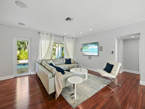 Luxury Vacation Pool Home in Fort Lauderdale Sleeps 8 Guests