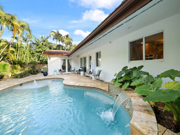 Luxury Vacation Pool Home in Fort Lauderdale Sleeps 8 Guests
