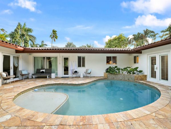 Luxury Vacation Pool Home in Fort Lauderdale Sleeps 8 Guests
