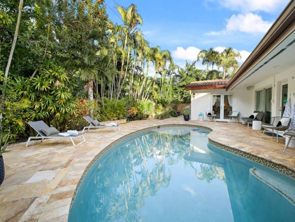 Luxury Vacation Pool Home in Fort Lauderdale Sleeps 8 Guests