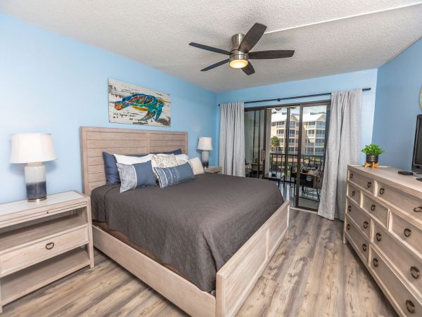 Siesta Key Vacation Condo with Communal Pool and Tennis Court