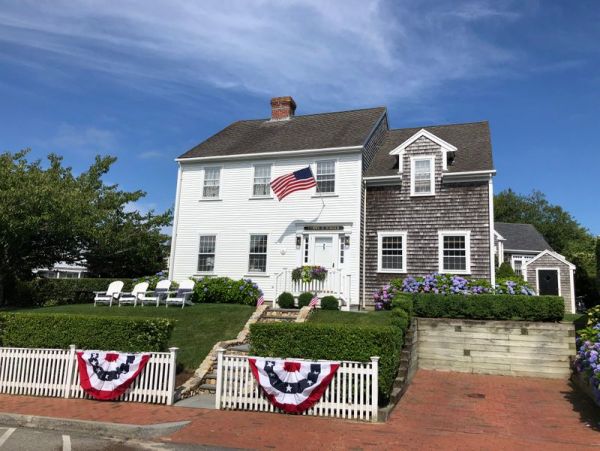 Charming Naushop Home Sleeps 10 Guests Four bedrooms
