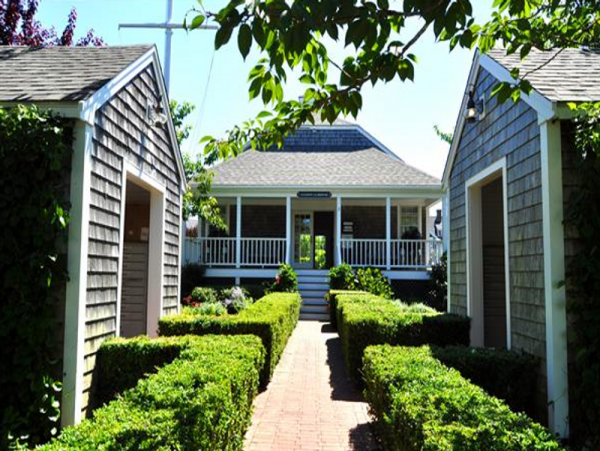 Charming Naushop Home Sleeps 10 Guests Four bedrooms