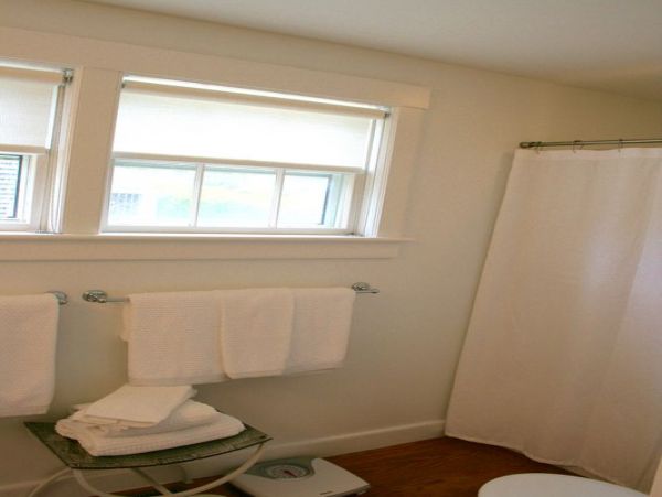 Charming Naushop Home Sleeps 10 Guests Four bedrooms