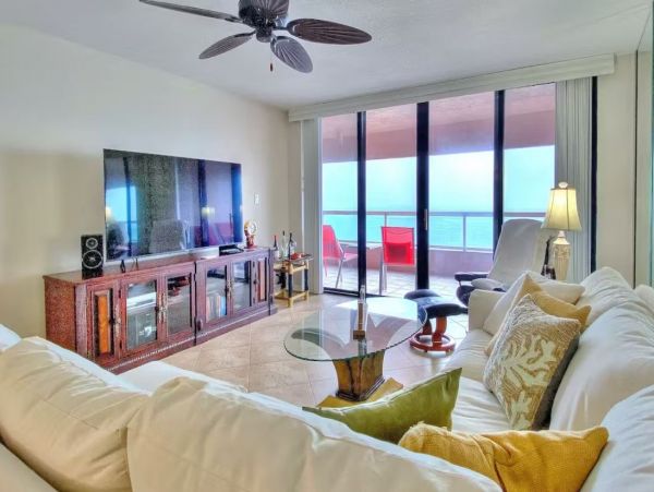 Clearwater 2 Bedroom Vacation Condo on Beach with Views